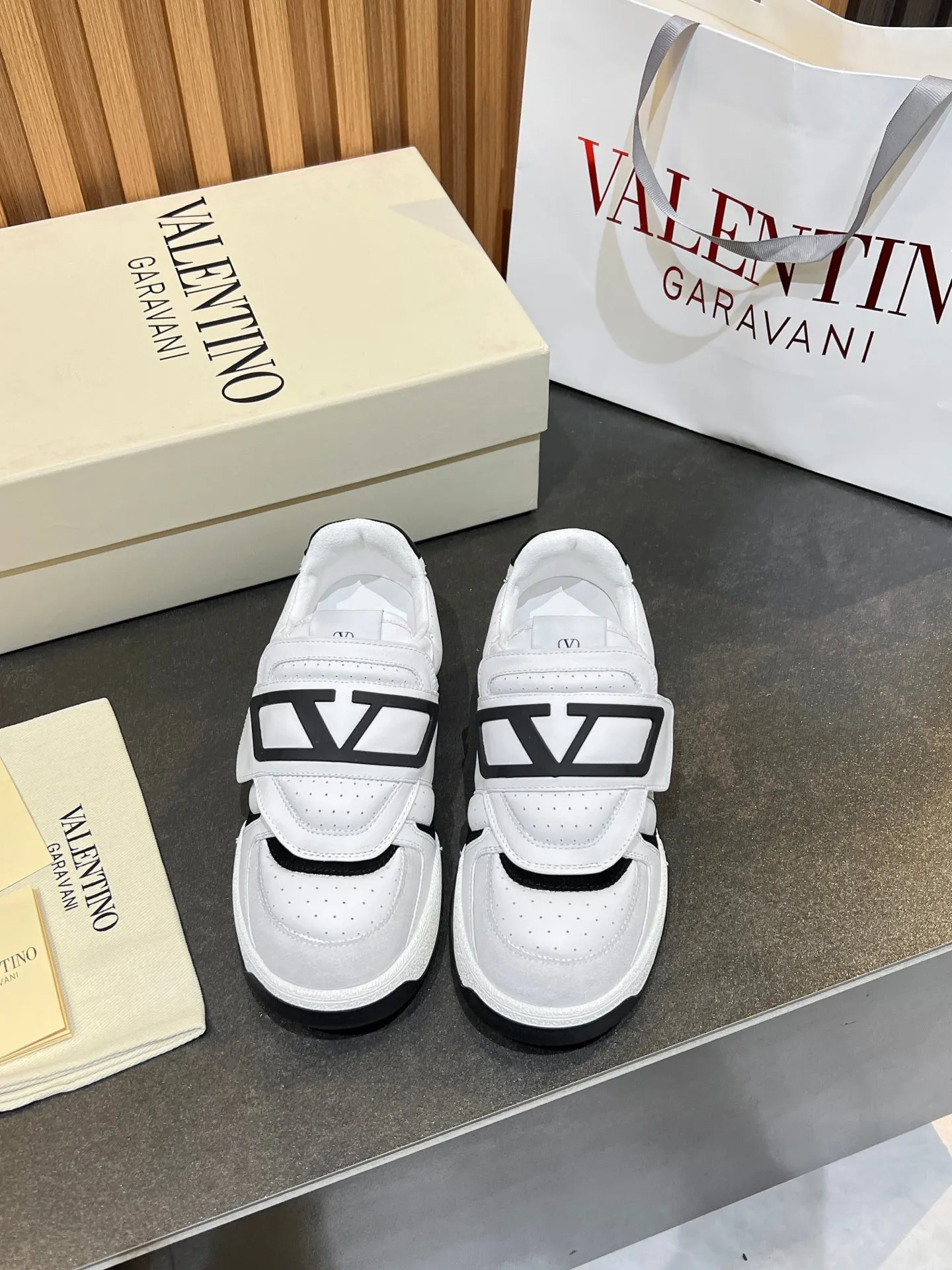 Men's men's shoes 💰760 VLTN Valentin 𝑶𝒏𝒆𝑺𝒕𝒖𝒅 Couple's sneaker series Valentino 2025 new couple's sneakers are on sale. The original ZP purchased and disassembled. Repeated pattern making and modification. The strength must be restored one to one! Top luxury masterpiece Velcro design Soft and comfortable imported calfskin 🧧brings excellent and elegant texture and excellent on-foot comfort Top purchasing version upper: imported calfskin surface/original oil edge craftsmanship Inner: water-dyed cowhide lining Outsole: original development 𝐓𝐏𝐔 two-color combination outsole Packaging: original configuration complete package Code number: 35-46 (45 46 customized)